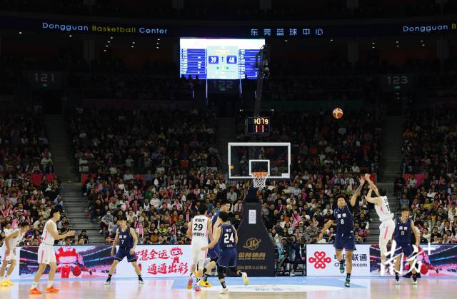 11月12日，十五運(yùn)會(huì)男籃成年組決賽，現(xiàn)場(chǎng)有序而熱烈。張由瓊 攝