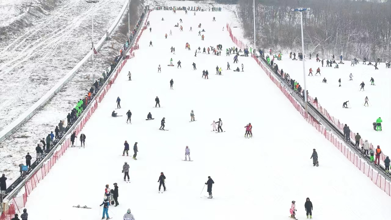 沈陽怪坡國際滑雪場迎來眾多滑雪愛好者。人民網(wǎng)記者 孝媛攝