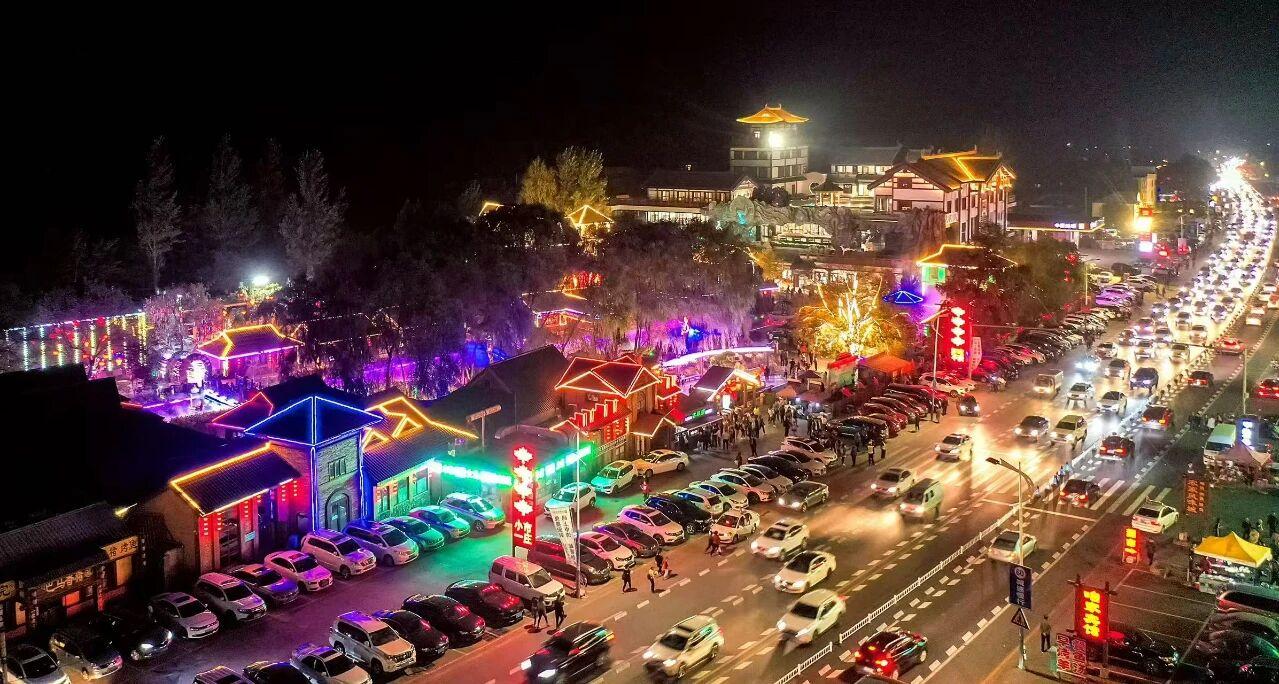 “小市一莊”夜景。受訪者供圖