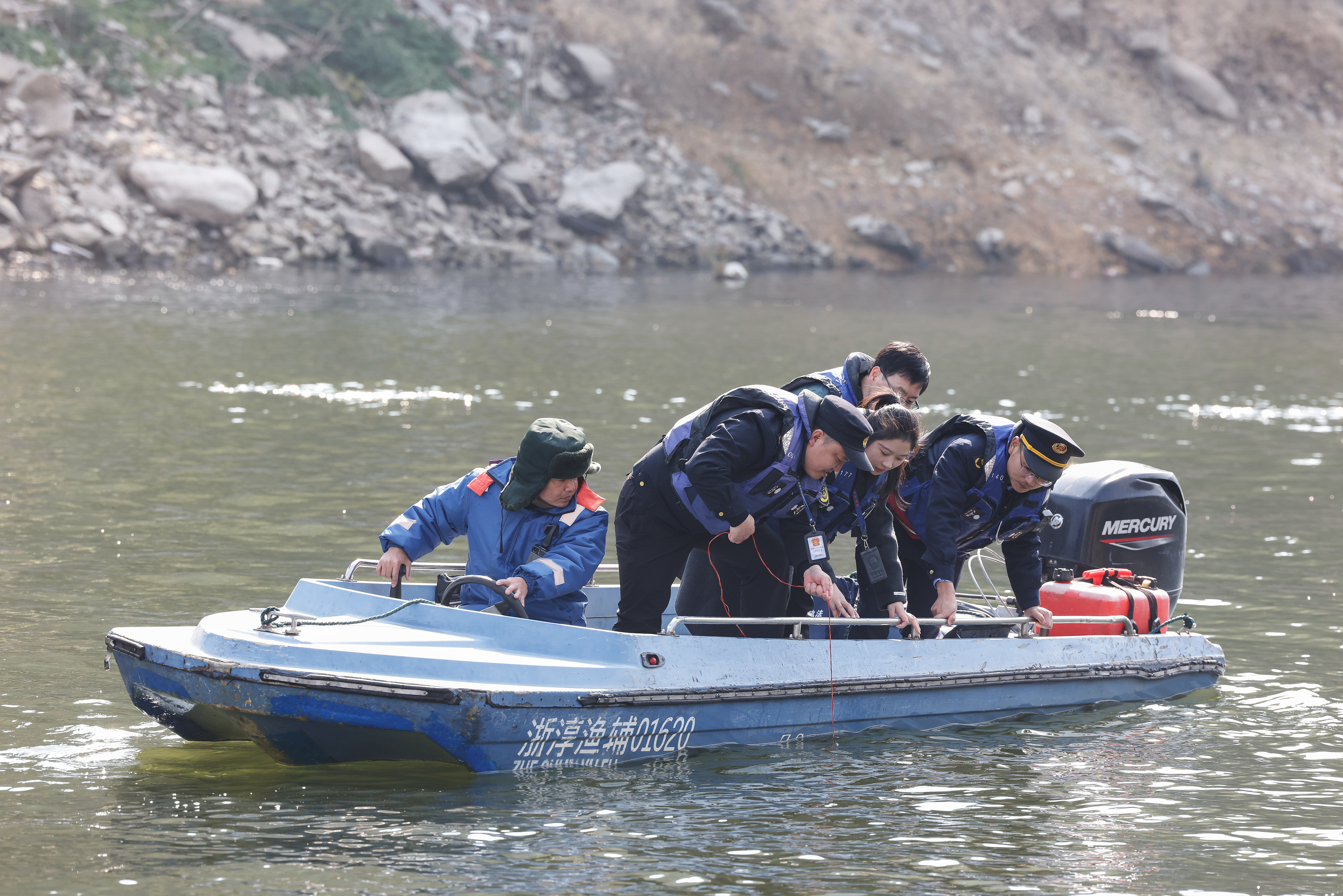 2025年12月4日，浙江杭州淳安縣與安徽黃山歙縣紀(jì)檢監(jiān)察干部及綜合行政執(zhí)法人員對(duì)浙皖交界的新安江鳩坑口水域進(jìn)行常態(tài)化巡河，共同保護(hù)漁業(yè)資源和水域生態(tài)環(huán)境。
