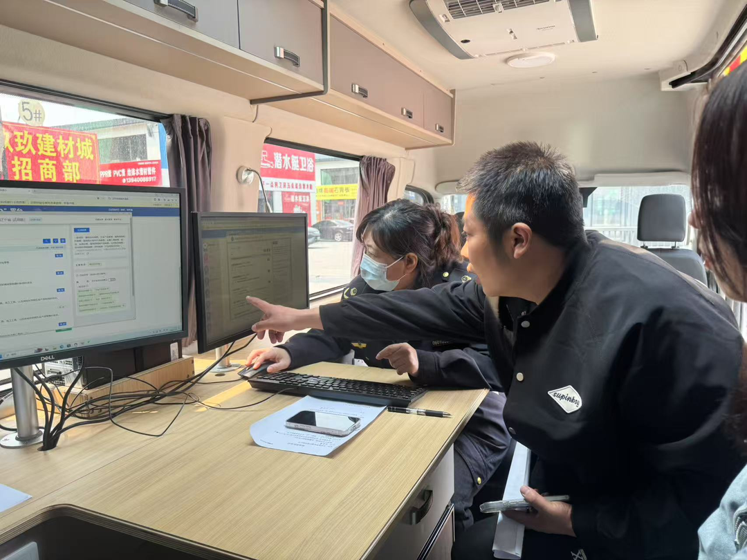 沈陽市大東區(qū)市場監(jiān)督管理局將政務(wù)服務(wù)窗口“搬”到商戶“家門口”，現(xiàn)場為經(jīng)營主體集中辦理并頒發(fā)營業(yè)執(zhí)照。沈陽市營商局供圖