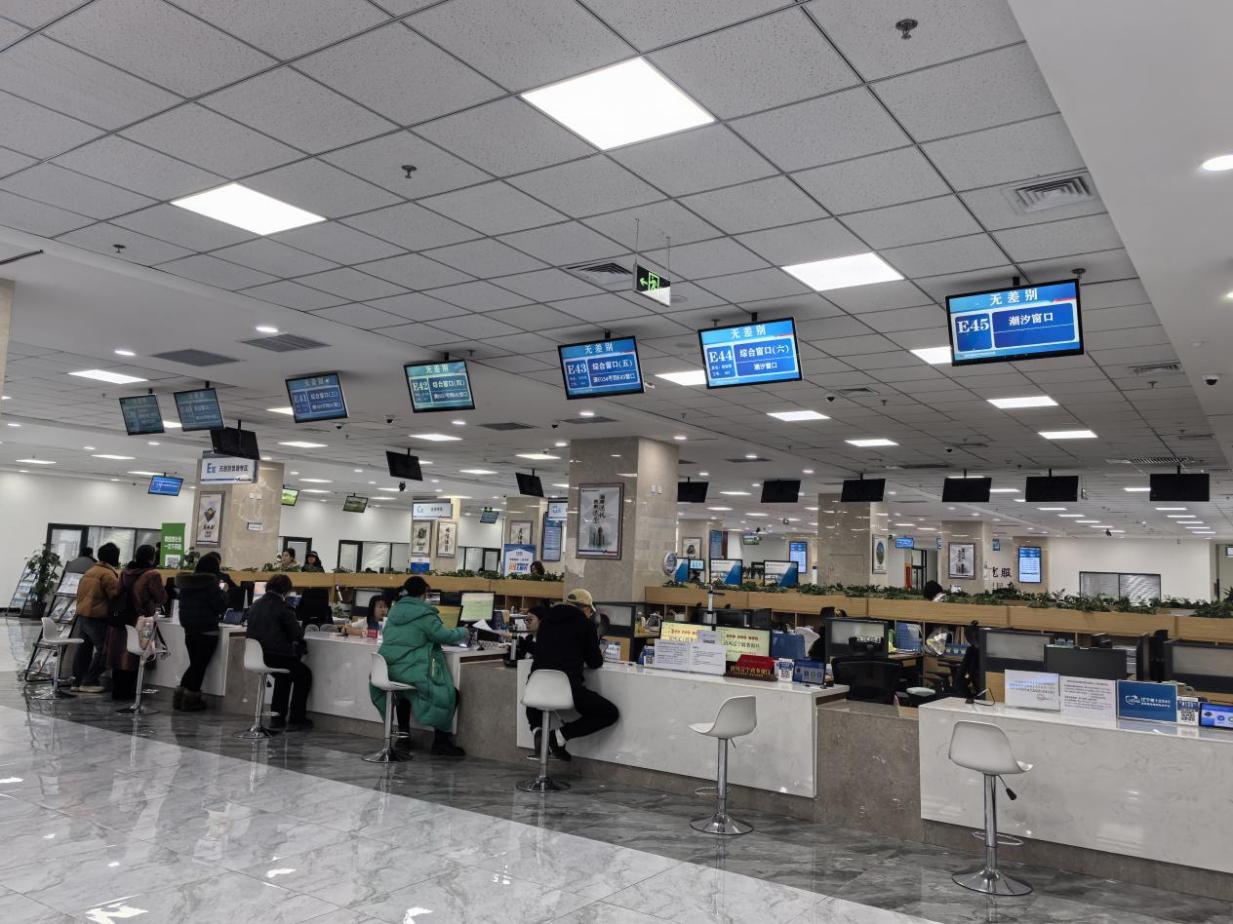 沈陽市蘇家屯區(qū)創(chuàng)新推出全程網(wǎng)辦、網(wǎng)上申辦+材料郵寄等多元辦理模式，打破傳統(tǒng)政務(wù)服務(wù)的時空限制。蘇家屯區(qū)委宣傳部供圖