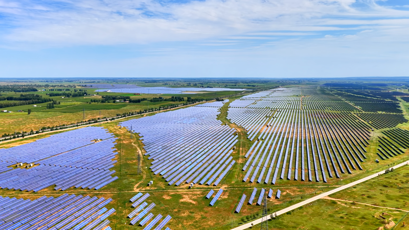 定邊縣連片光伏板鋪展成綠色能源畫卷。陳煜攝