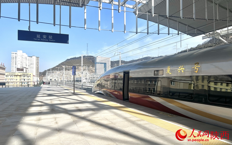 2025年12月26日，C9312次復(fù)興號列車抵達(dá)延安站。人民網(wǎng)記者 鄧楠攝