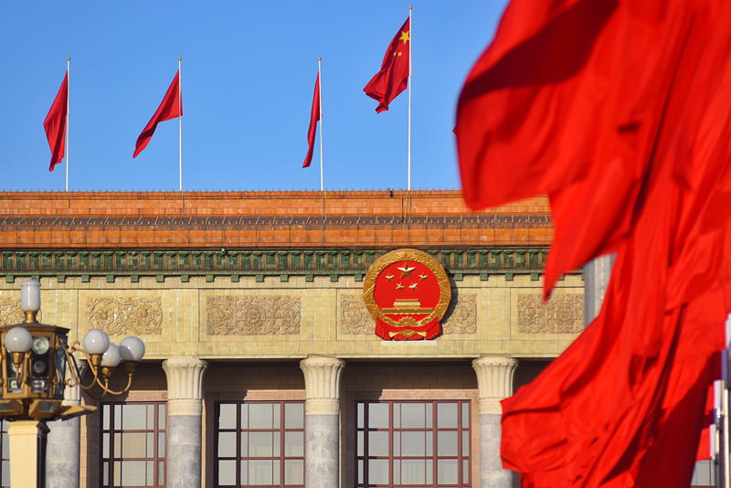 2024年3月8日，北京上空現(xiàn)“兩會藍”，人民大會堂前紅旗飄揚。