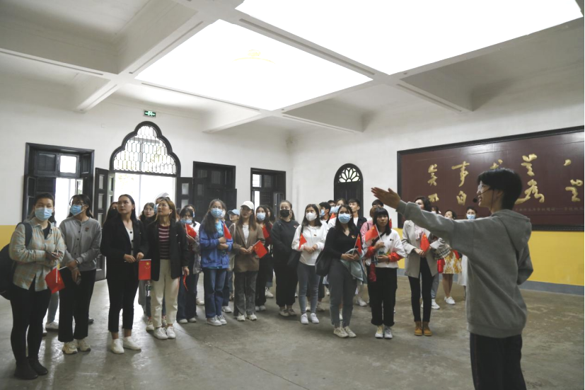 2021年5月20日，在喜迎中國共產(chǎn)黨建黨100周年之際，我校開展了少數(shù)民族學(xué)生“學(xué)黨史、感恩黨、跟黨走”紅色研學(xué)活動(dòng)。