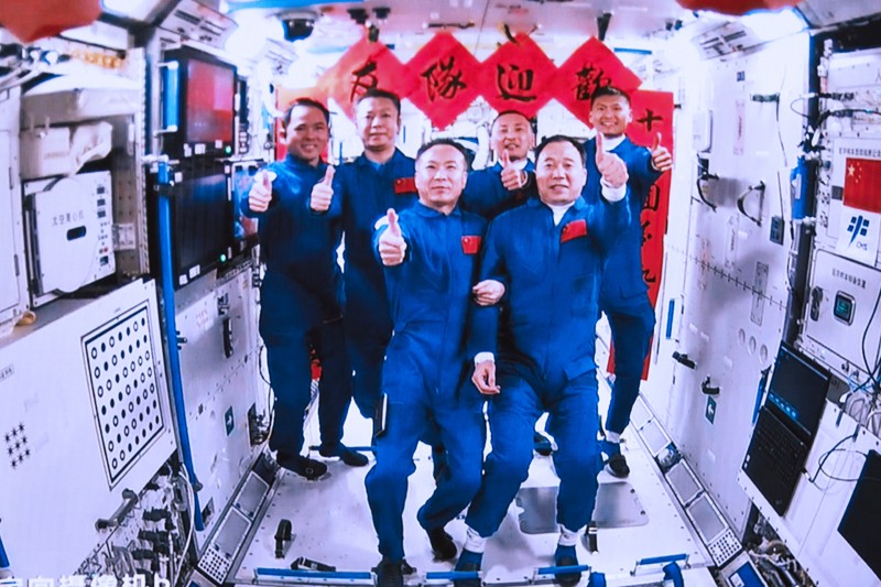 2023年5月30日，在北京航天飛行控制中心拍攝的神舟十五號(hào)航天員乘組與神舟十六號(hào)航天員乘組拍下“全家?！钡漠?huà)面。