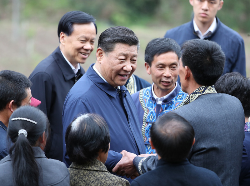 2019年4月15日至17日，中共中央總書(shū)記、國(guó)家主席、中央軍委主席習(xí)近平在重慶考察，并主持召開(kāi)解決“兩不愁三保障”突出問(wèn)題座談會(huì)。這是4月15日下午，習(xí)近平在石柱土家族自治縣中益鄉(xiāng)華溪村同村民親切交流。新華社記者 丁海濤 攝