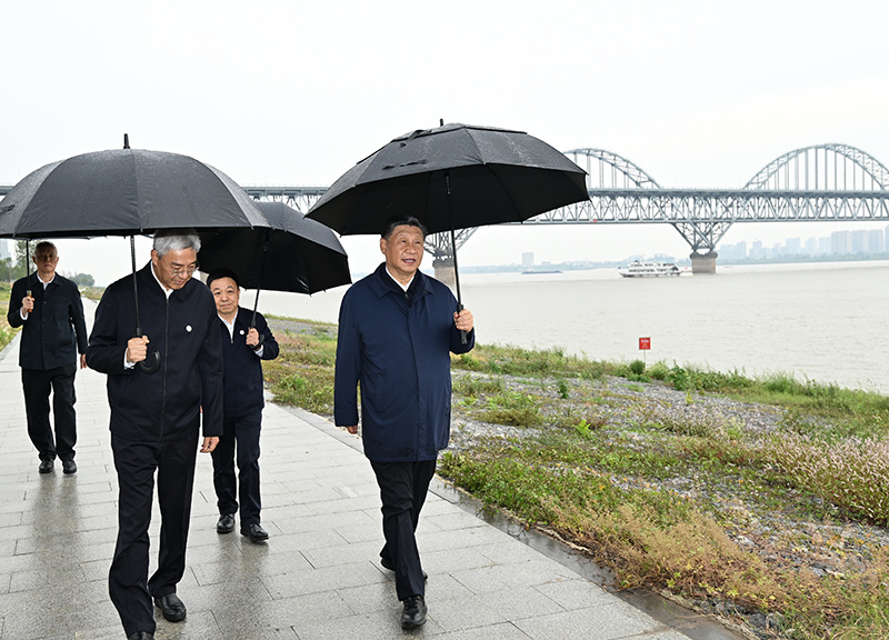 2023年10月10日至13日，中共中央總書記、國(guó)家主席、中央軍委主席習(xí)近平在江西考察。這是10日下午，習(xí)近平在長(zhǎng)江國(guó)家文化公園九江城區(qū)段考察時(shí)，冒雨沿江堤步行察看沿岸風(fēng)貌。新華社記者 謝環(huán)馳 攝