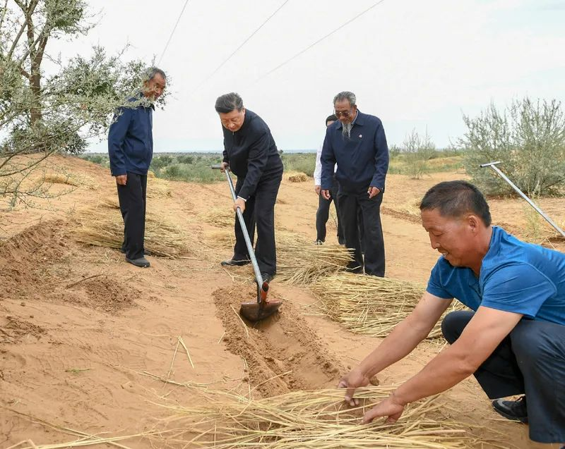2019年8月21日，習(xí)近平來(lái)到甘肅省武威市古浪縣八步沙林場(chǎng)，實(shí)地察看當(dāng)?shù)刂紊吃炝帧⑸鷳B(tài)保護(hù)等情況。新華社記者 謝環(huán)馳 攝