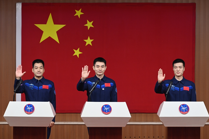 2024年月24日，神舟十八號載人飛行任務航天員葉光富（中）、李聰（右）、李廣蘇在酒泉衛(wèi)星發(fā)射中心問天閣與媒體記者集體見面。