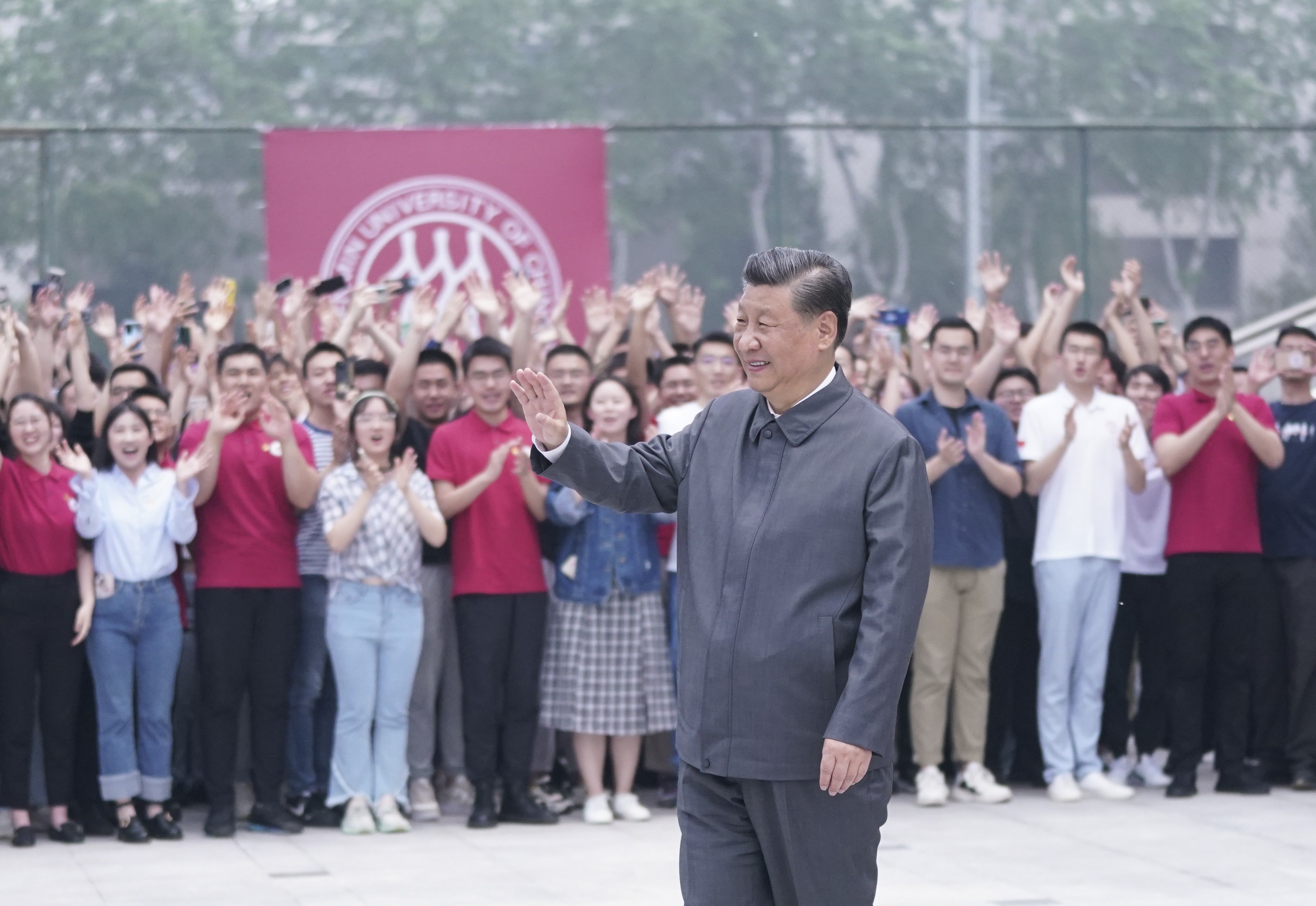 2022年4月25日，習近平總書記來到中國人民大學考察調研。這是習近平向師生們揮手致意。
