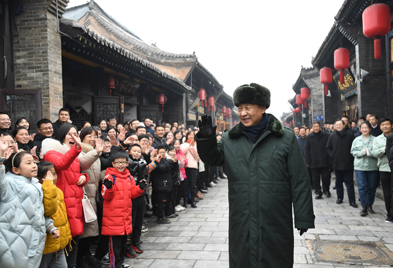 2022年1月27日，習(xí)近平總書記在平遙古城向現(xiàn)場群眾揮手致意。