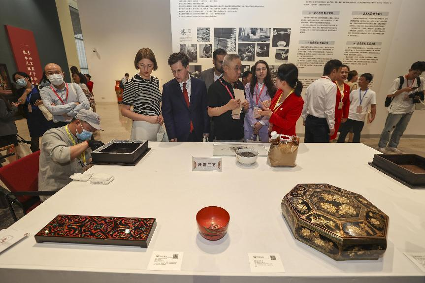 2023年5月28日，北京，推光漆器匠人為駐華使節(jié)展示技藝。