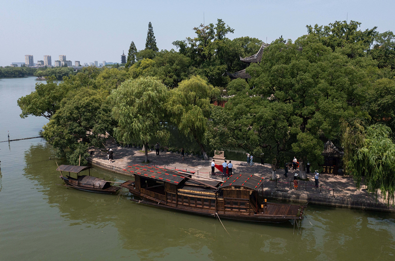 2022年7月27日，南湖紅船?？吭谡憬〖闻d市南湖旅游區(qū)的湖心島旁。