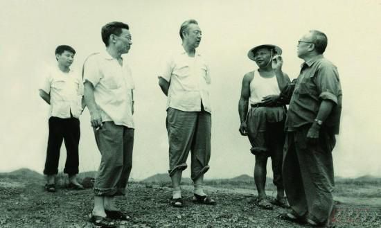 1978年8月，習(xí)仲勛（左三）在廣東惠陽農(nóng)村調(diào)研。在清華大學(xué)讀書的習(xí)近平（左一）利用暑假時(shí)間參加社會(huì)實(shí)踐，隨同父親一起下鄉(xiāng)。