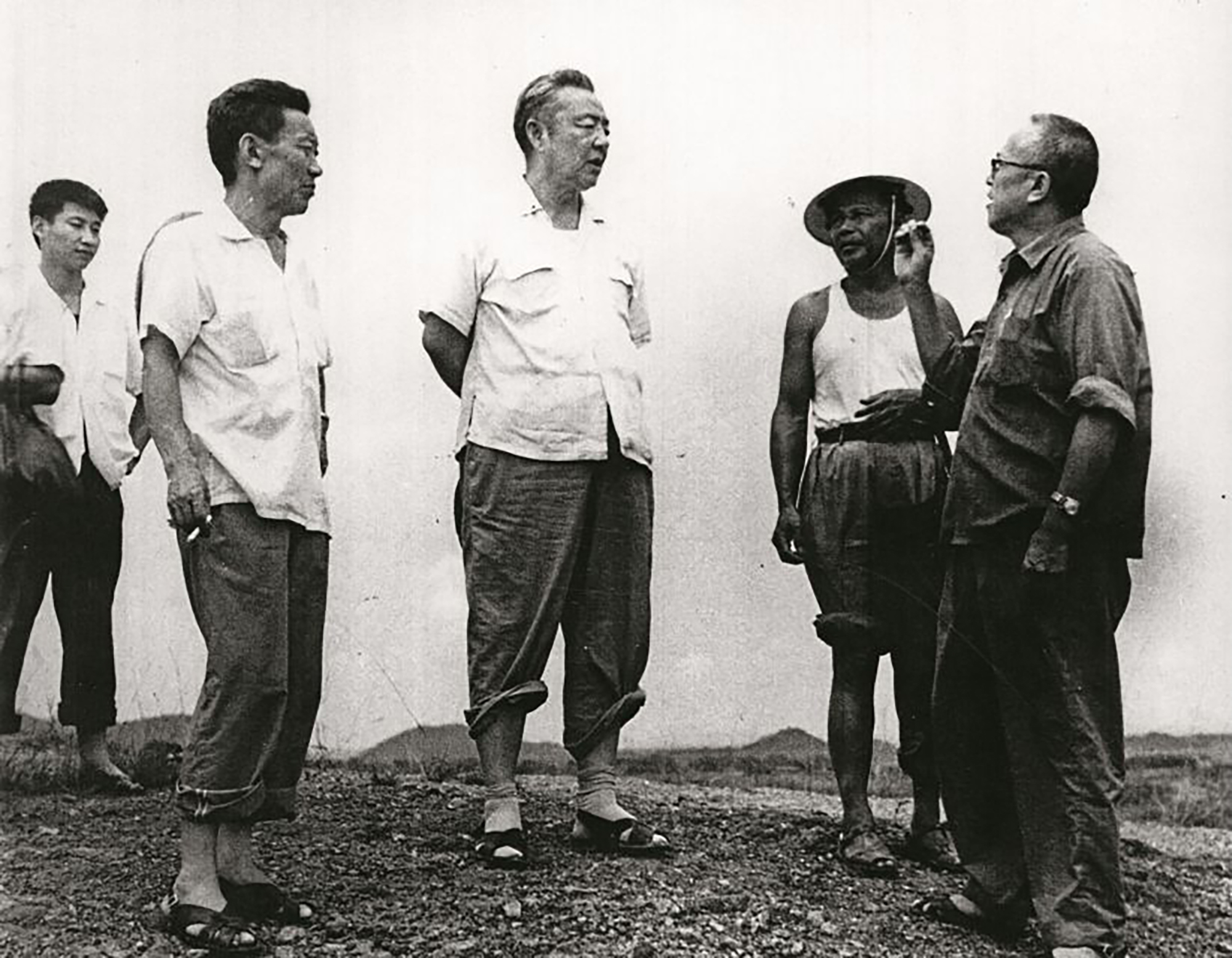 1978年8月5日，習(xí)仲勛（中）在廣東惠陽(yáng)地區(qū)調(diào)研。左二為廣東省委農(nóng)村工作部副部長(zhǎng)杜瑞芝，右一為惠陽(yáng)地委書(shū)記李富林。 左一為當(dāng)時(shí)正在清華大學(xué)暑期的習(xí)近平。