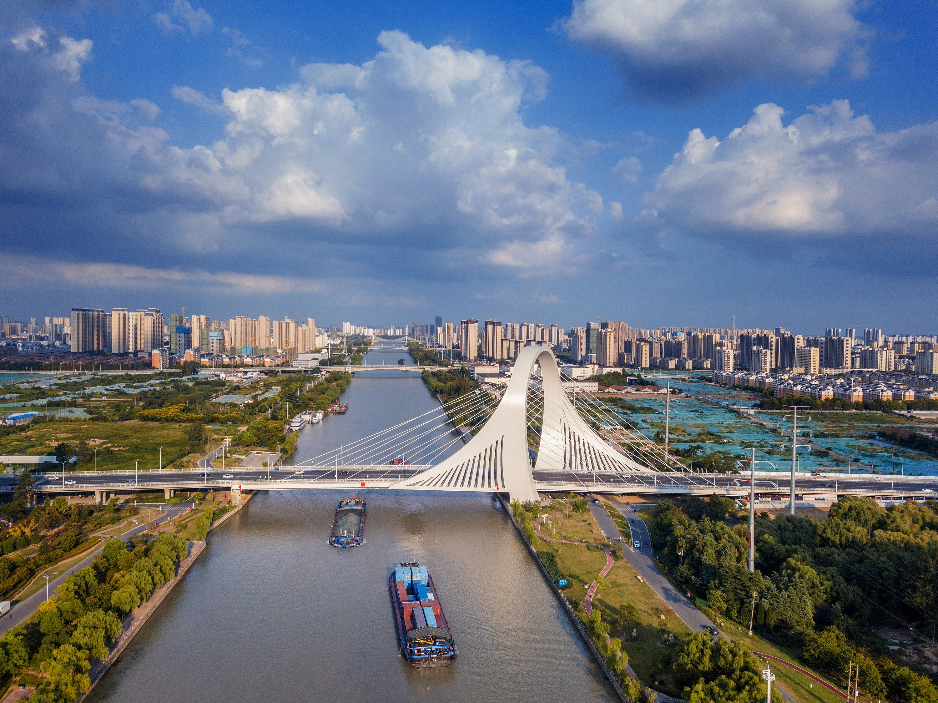 2022年9月12日，幾艘船舶行駛在江蘇淮安運河大橋附近。