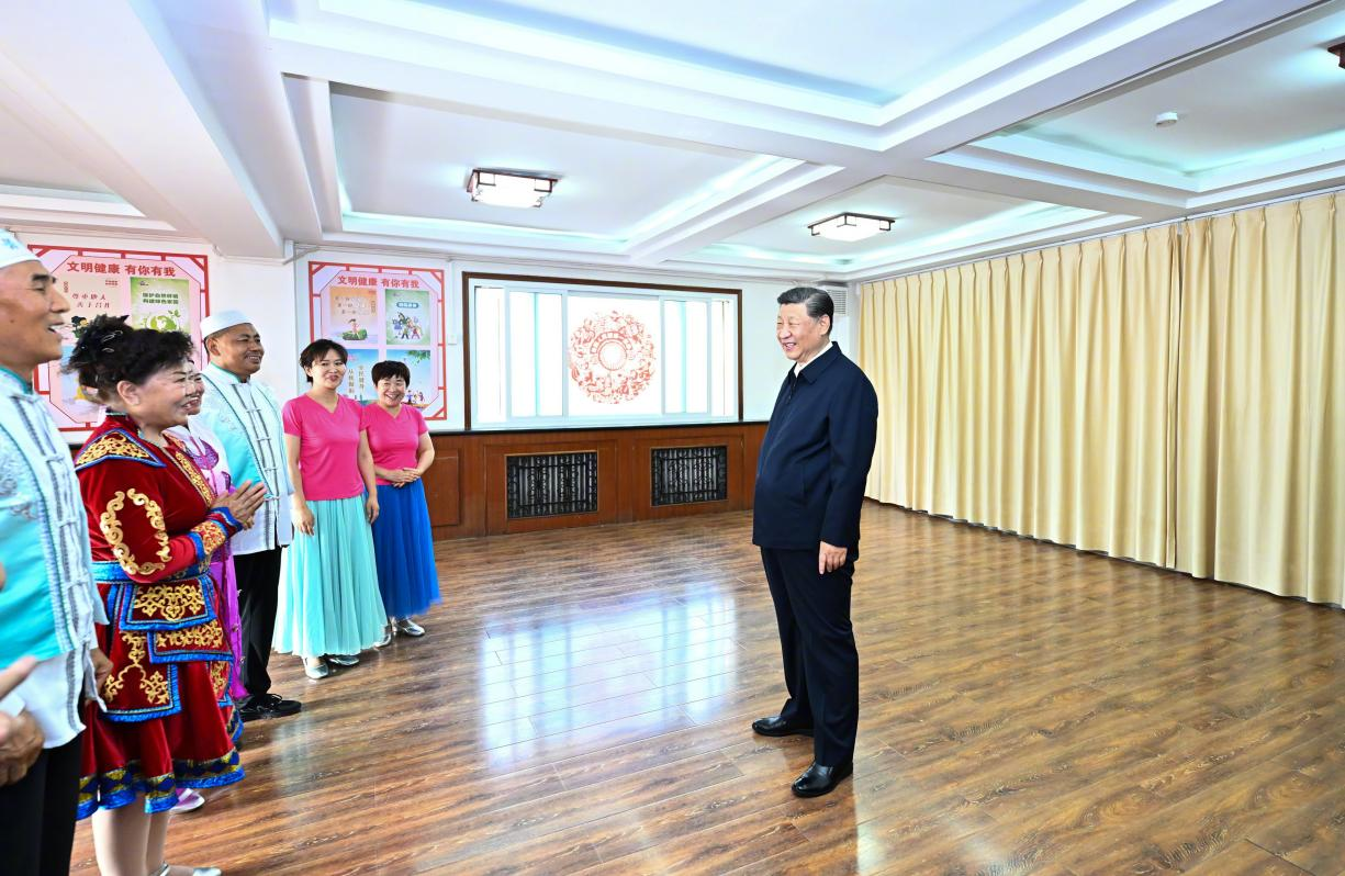 6月19日下午，習(xí)近平總書記在銀川市金鳳區(qū)長城花園社區(qū)活動室考察時，同社區(qū)居民親切交流。