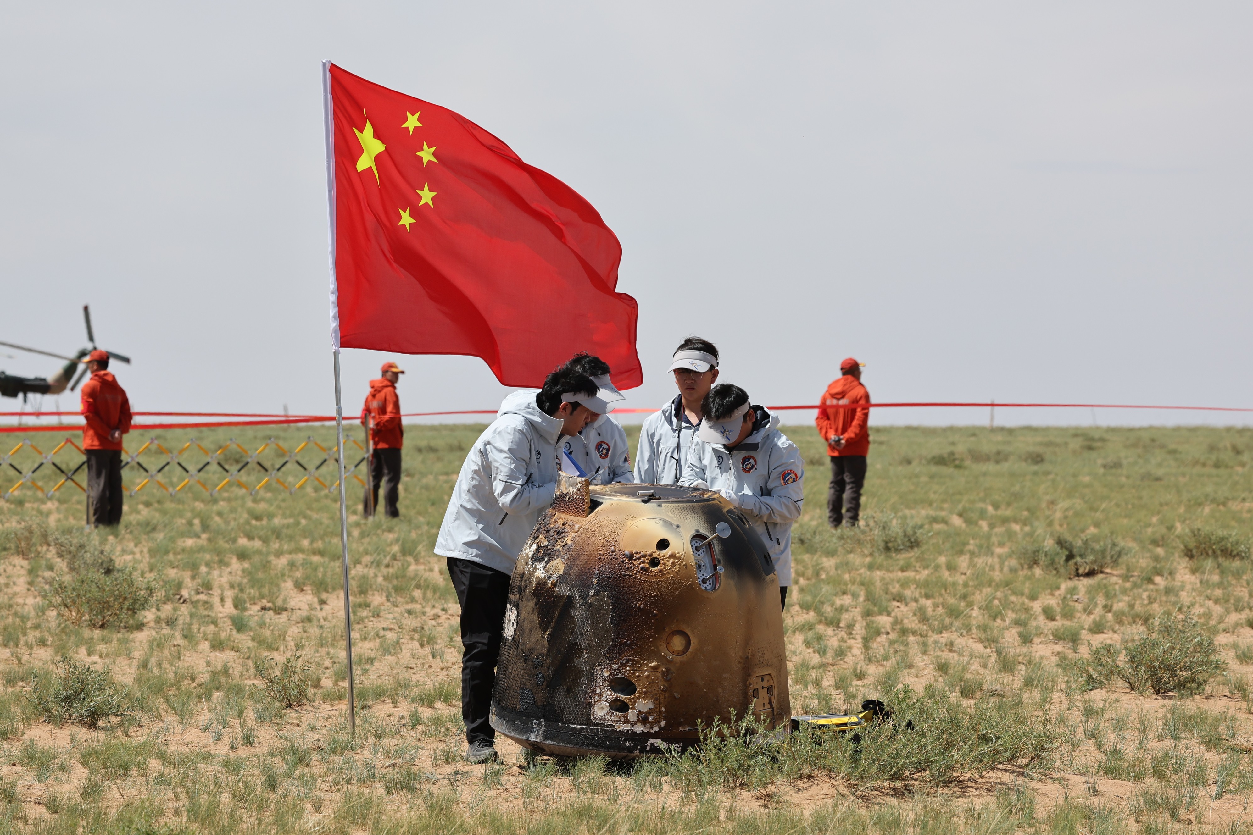 6月25日拍攝的嫦娥六號返回器回收現(xiàn)場。