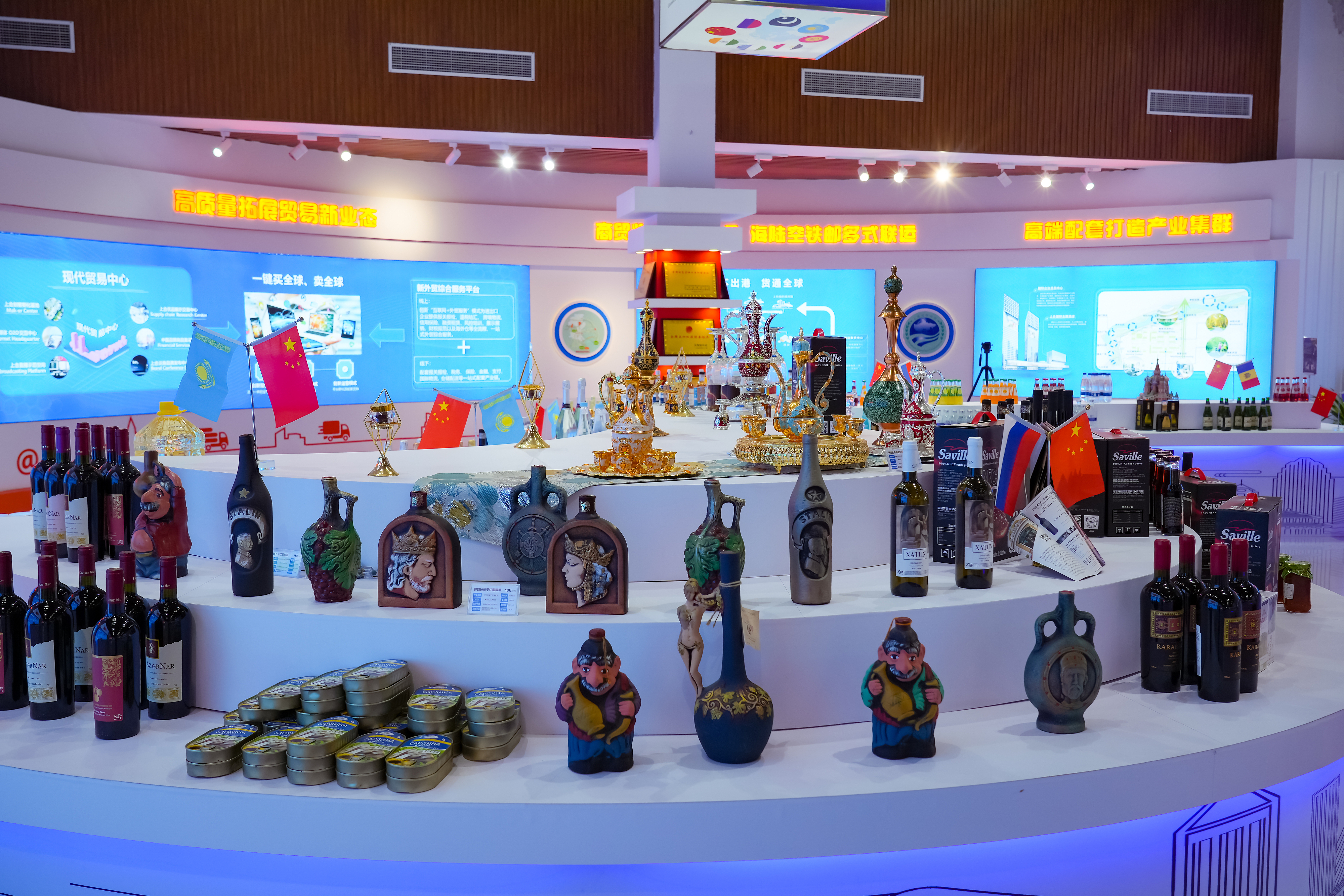2022年10月19日，青島，上合示范區(qū)展出的上合國家特色商品。