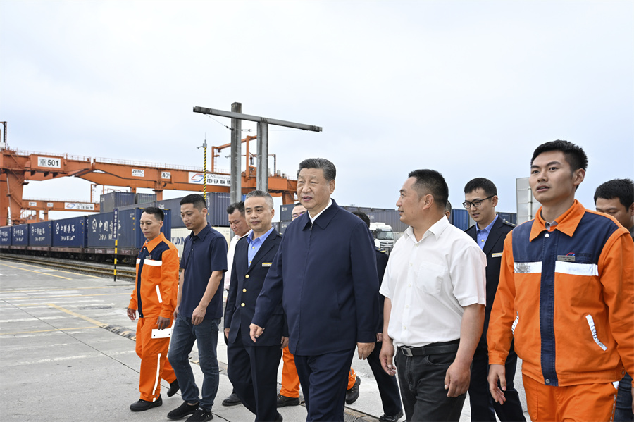 2024年4月22日至24日，中共中央總書記、國(guó)家主席、中央軍委主席習(xí)近平在重慶考察。這是22日下午，習(xí)近平在重慶國(guó)際物流樞紐園區(qū)重慶鐵路集裝箱中心站，同貨車司機(jī)、列車司機(jī)、裝卸工人、場(chǎng)站管理人員等親切交流。新華社記者 岳月偉 攝