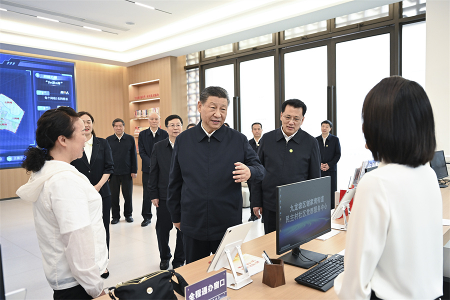 2024年4月22日至24日，中共中央總書記、國(guó)家主席、中央軍委主席習(xí)近平在重慶考察。這是22日下午，習(xí)近平在九龍坡區(qū)謝家灣街道民主村社區(qū)考察。新華社記者 謝環(huán)馳 攝