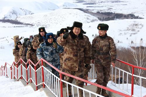  2014年1月26日上午，習(xí)近平來(lái)到內(nèi)蒙古邊防某團(tuán)三角山哨所，看望正在執(zhí)勤的戰(zhàn)士。新華社記者 李剛 攝