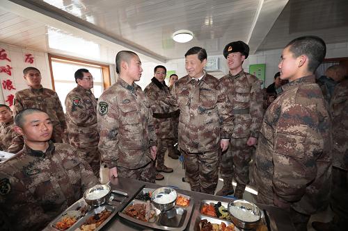 2014年1月26日中午，習(xí)近平來(lái)到連隊(duì)食堂，同戰(zhàn)士們一起用餐。新華社記者 李剛 攝