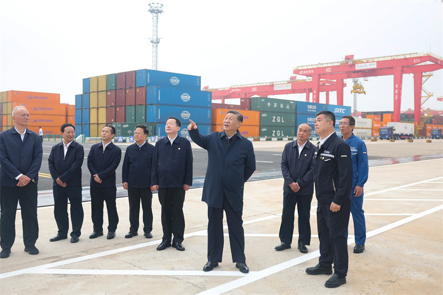 2024年5月22日至24日，中共中央總書記、國(guó)家主席、中央軍委主席習(xí)近平在山東考察。這是22日下午，習(xí)近平在日照港察看全自動(dòng)化集裝箱碼頭作業(yè)場(chǎng)景。新華社記者 鞠鵬 攝
