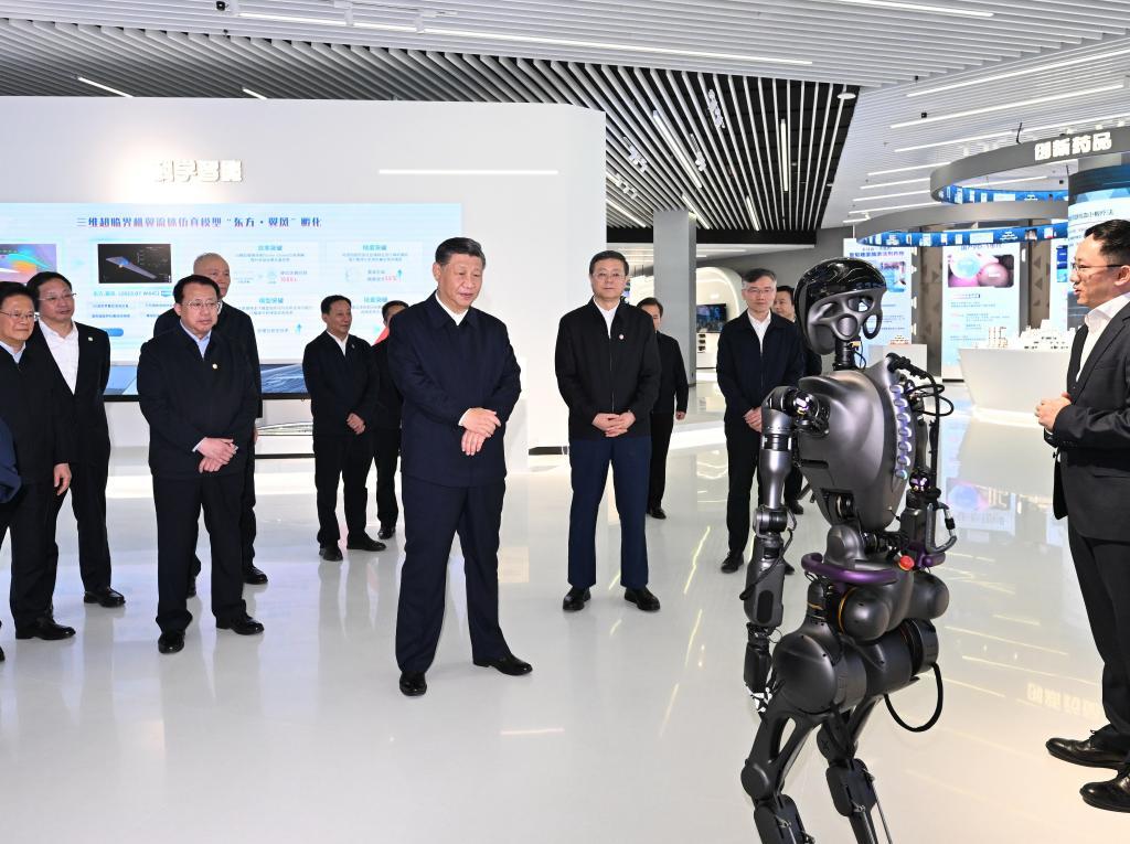 2023年11月28日下午，習(xí)近平在浦東新區(qū)張江科學(xué)城參觀上?？萍紕?chuàng)新成果展。新華社記者 謝環(huán)馳 攝