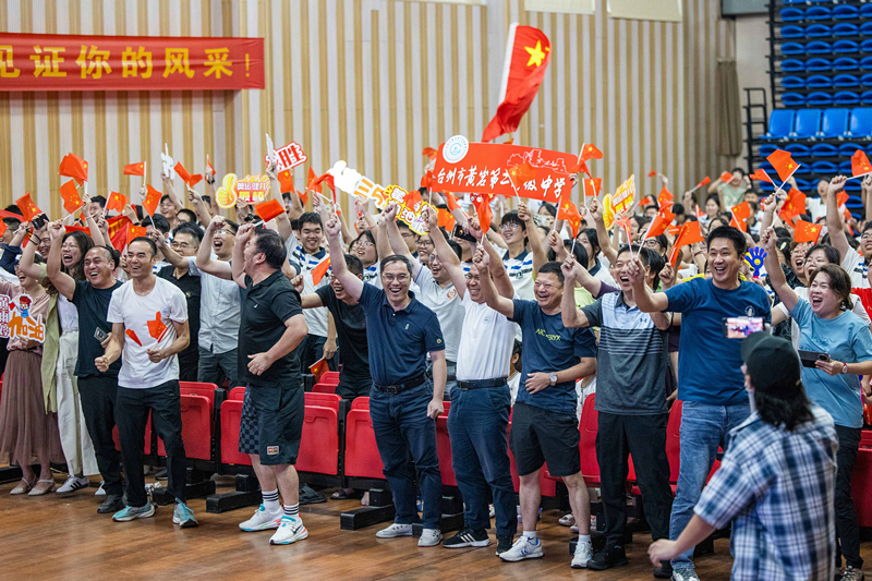 北京時(shí)間7月27日，2024年巴黎奧運(yùn)會(huì)首個(gè)比賽日，在射擊10米氣步槍混合團(tuán)體比賽中，中國(guó)選手黃雨婷/盛李豪獲得金牌。圖為黃雨婷的母校師生們通過收看奧運(yùn)直播的方式為她加油助威。