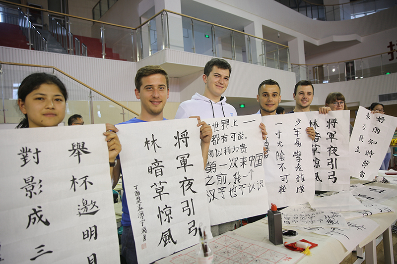 2017年6月5日，來自青島大學(xué)和中國石油大學(xué)（華東）的外國留學(xué)生在展示剛剛現(xiàn)場完成的書法作品。