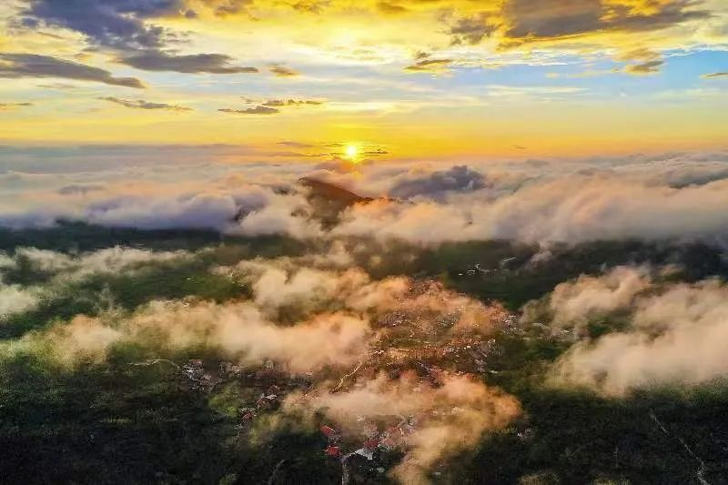 圖為云霧繚繞的軍營(yíng)村，群山盡翠，紅瓦掩映。廈門市委宣傳部供圖