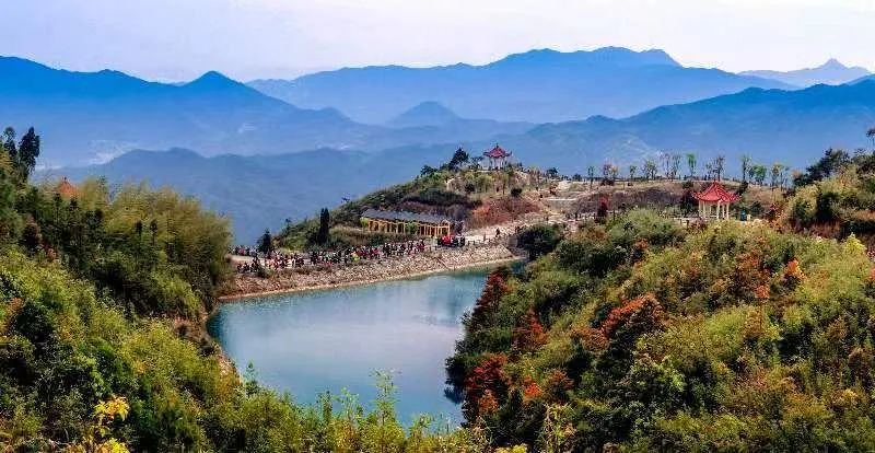 圖為游客們到軍營(yíng)村七彩池欣賞美景。廈門市委宣傳部供圖