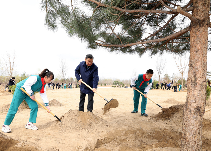 2022年3月，習(xí)近平總書記來到北京市大興區(qū)黃村鎮(zhèn)參加首都義務(wù)植樹活動(dòng)，同大家一起植樹。新華社記者 黃敬文 攝