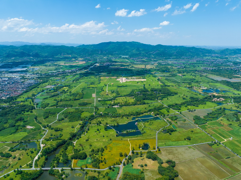2024年7月4日拍攝的杭州良渚古城遺址公園全景（無(wú)人機(jī)照片）。新華社記者 江漢 攝