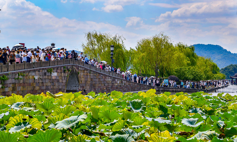 2024年10月4日，杭州西湖景區(qū)迎來(lái)國(guó)慶假期旅游高峰。