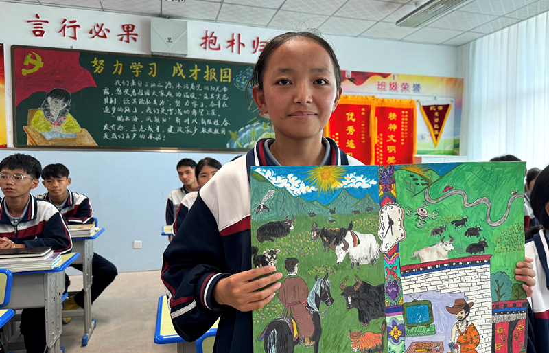 果洛西寧民族中學(xué)學(xué)生尼東拉毛在主題思政課上展示表現(xiàn)現(xiàn)代化家鄉(xiāng)的作品。