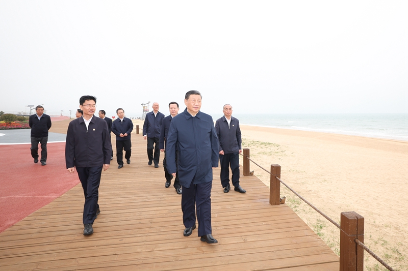 2024年5月22日，習(xí)近平總書記在山東日照陽光海岸綠道考察。
