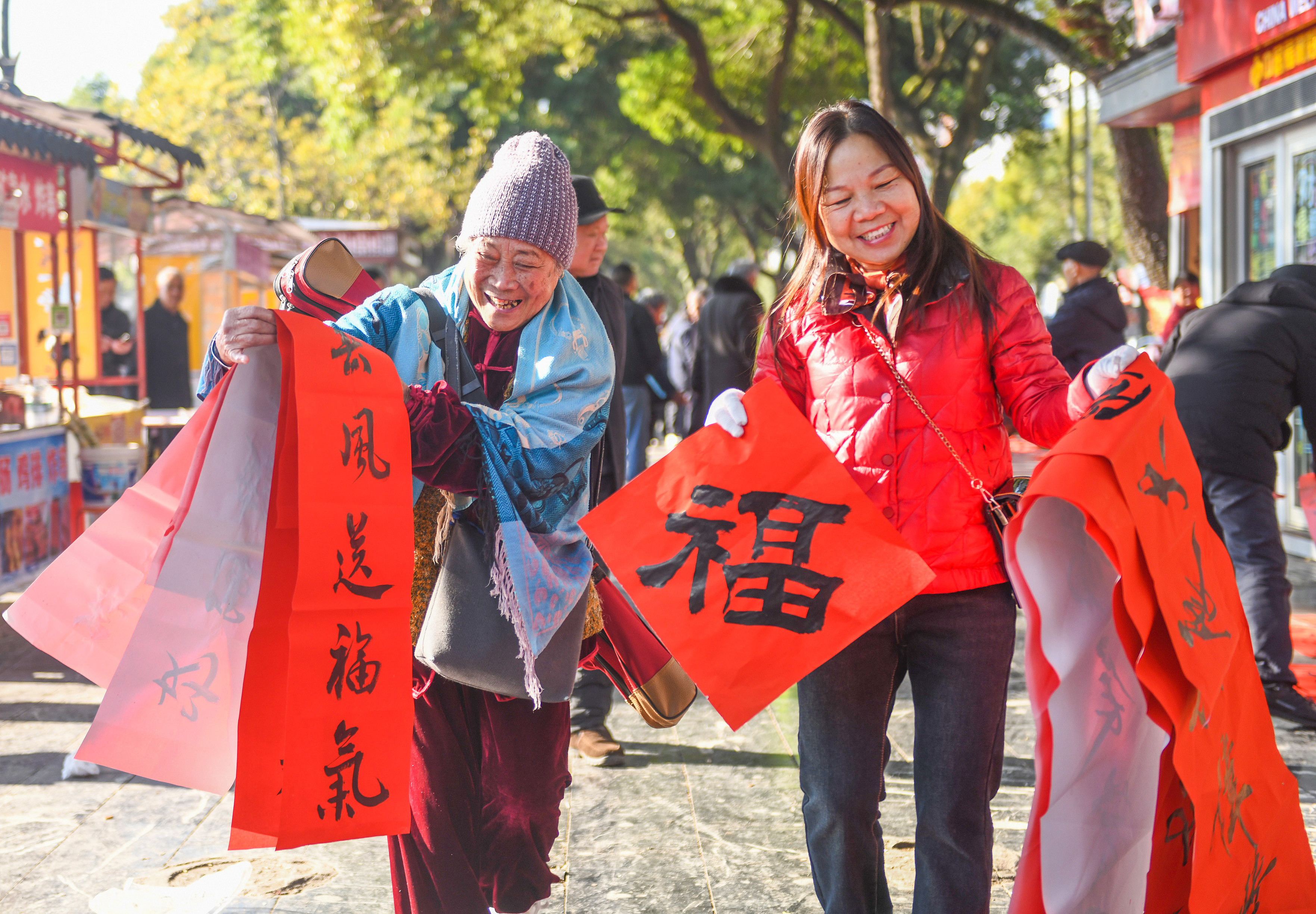 2025年1月13日，在湖南省永州市道縣西洲公園義工崗?fù)?，市民們領(lǐng)到了書法志愿者為大家書寫的春聯(lián)。