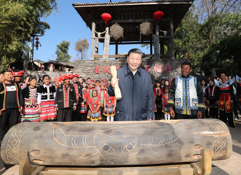 2020年1月19日，習(xí)近平總書記在云南省騰沖市清水鄉(xiāng)三家村中寨司莫拉佤族村廣場(chǎng)上，敲響三聲佤族木鼓，祝福來年風(fēng)調(diào)雨順、國(guó)泰民安。
