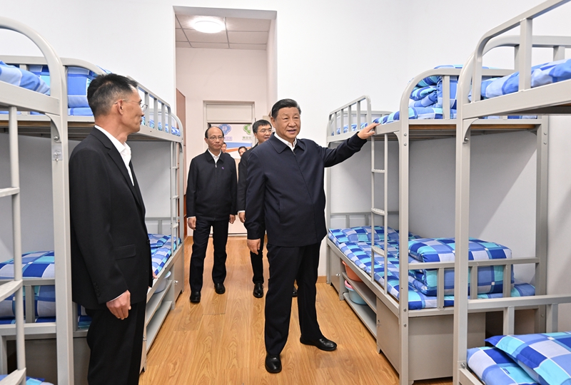 2024年6月18日下午，習(xí)近平總書(shū)記在青海果洛西寧民族中學(xué)宿舍樓察看學(xué)生住宿條件。