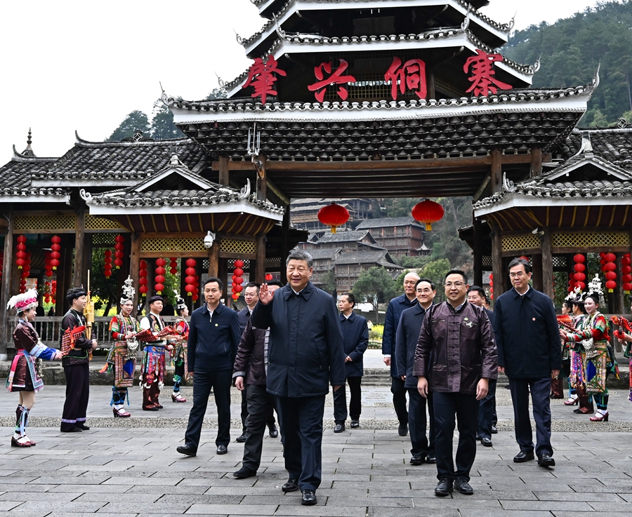 2025年3月17日下午，習(xí)近平在黔東南州黎平縣肇興侗寨考察時，在寨門口向身著民族盛裝歡迎的村民揮手致意。新華社記者 燕雁 攝
