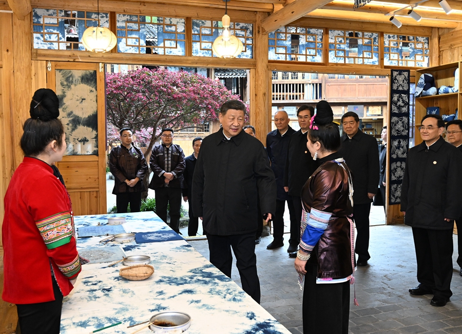 2025年3月17日下午，習(xí)近平在黔東南州黎平縣肇興侗寨侗鄉(xiāng)特色產(chǎn)業(yè)基地考察。新華社記者 謝環(huán)馳 攝