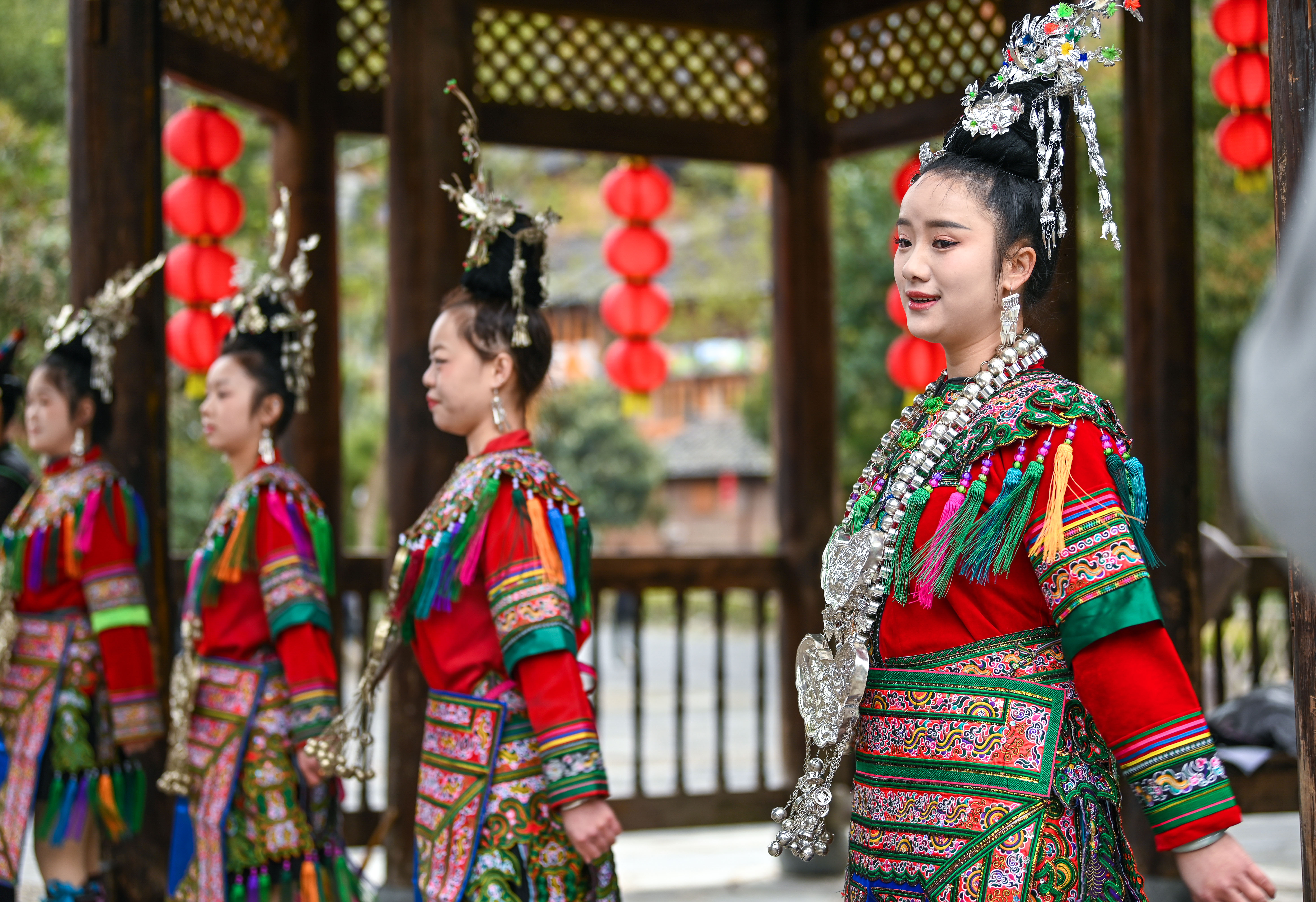  2025年3月18日，侗族群眾在貴州省黎平縣肇興侗寨給游客演唱侗族大歌。