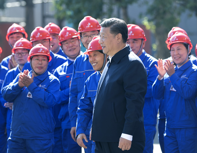 2018年9月26日，在中國一重集團，習近平總書記走到工人中間，同大家親切交流。
