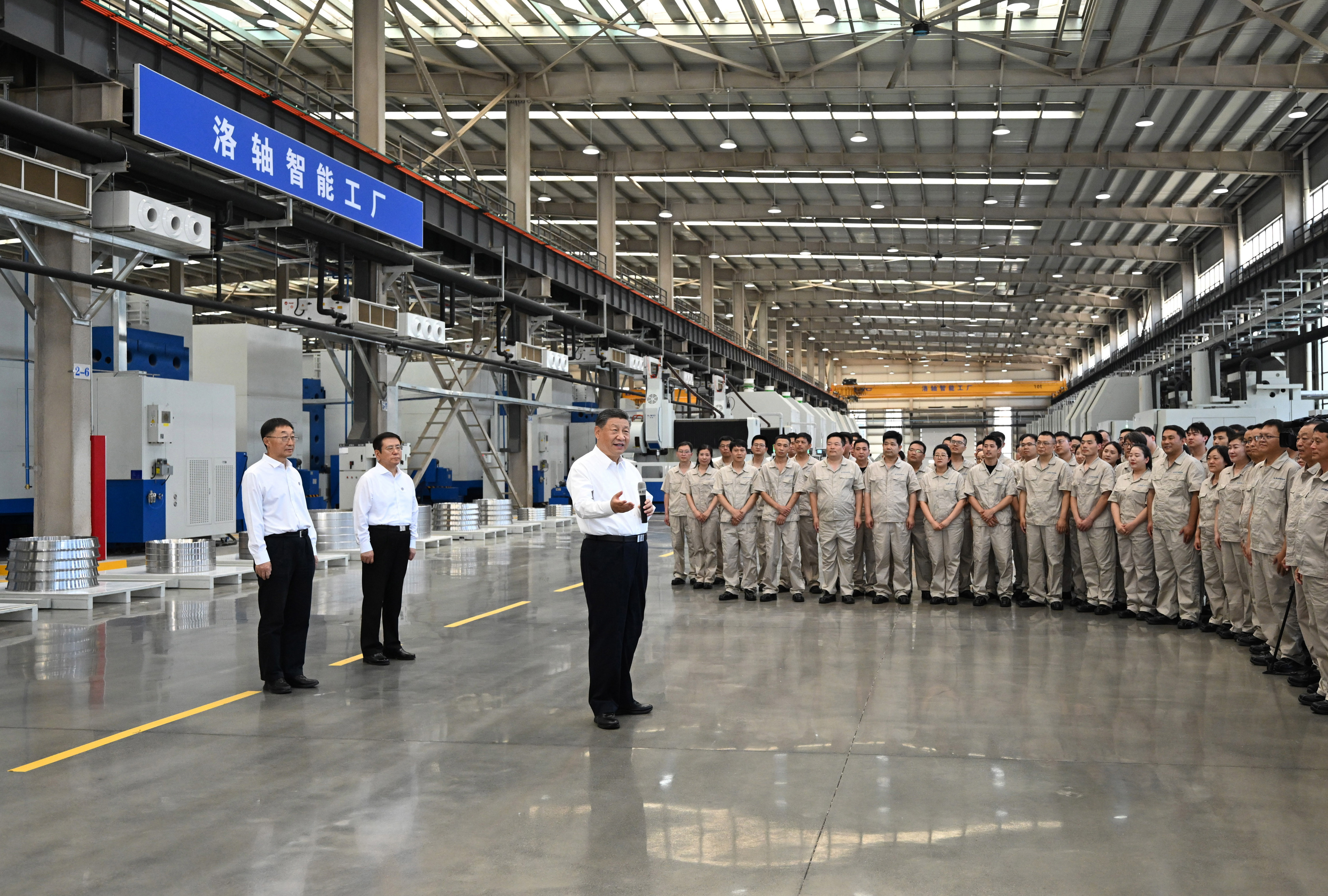 5月19日至20日，中共中央總書記、國家主席、中央軍委主席習近平在河南考察。這是19日下午，習近平在洛陽軸承集團股份有限公司智能工廠考察時，同企業(yè)職工親切交流。新華社記者 燕雁 攝