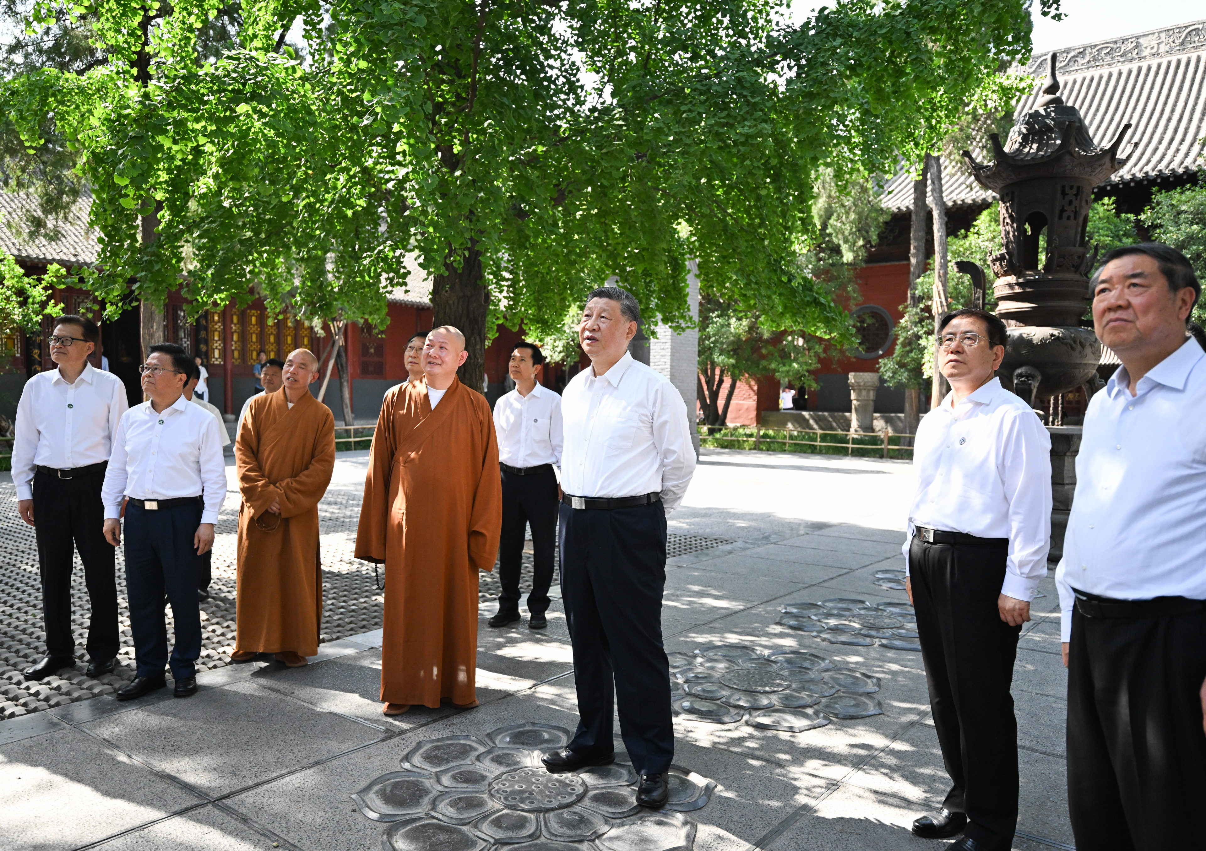 5月19日至20日，中共中央總書記、國家主席、中央軍委主席習近平在河南考察。這是19日下午，習近平在洛陽白馬寺考察。新華社記者 燕雁 攝