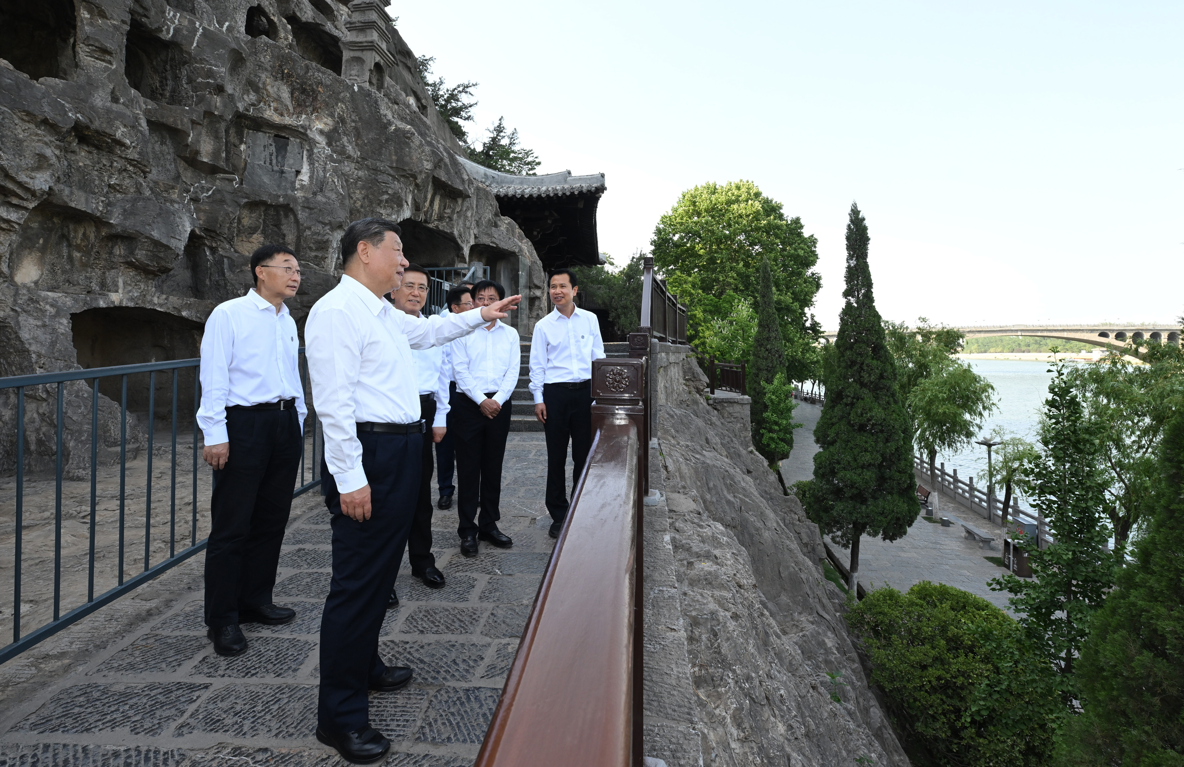 5月19日至20日，中共中央總書記、國家主席、中央軍委主席習(xí)近平在河南考察。這是19日下午，習(xí)近平在洛陽龍門石窟考察。新華社記者 謝環(huán)馳 攝